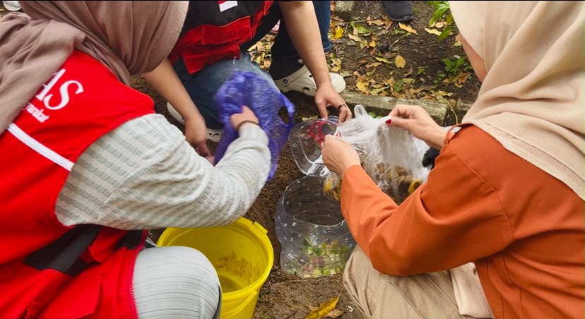 Mahasiswa KKN-T Gelombang 116 Universitas Hasanuddin bersama warga mempraktikkan pengisian sampah organik ke dalam biopori berbahan galon bekas pada pelatihan "Gerakan Biopori Green Banyorang" di Kelurahan Banyorang, Kecamatan Tompobulu, Kabupaten Bantaeng, Selasa (28/7/2026).