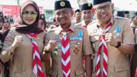 Ketua DPRD Kabupaten Bone, Andi Tenri Walinonong (kanan) bersama Bupati Bone Andi Asman Sulaiman (tengah) dan Wakil Bupati Bone (kiri) saat hadir dalam peringatan Hari Pramuka ke-64 yang dipusatkan di Desa Mappesangka Bakungnge, Kecamatan Ponre, Kamis (14/08/25).