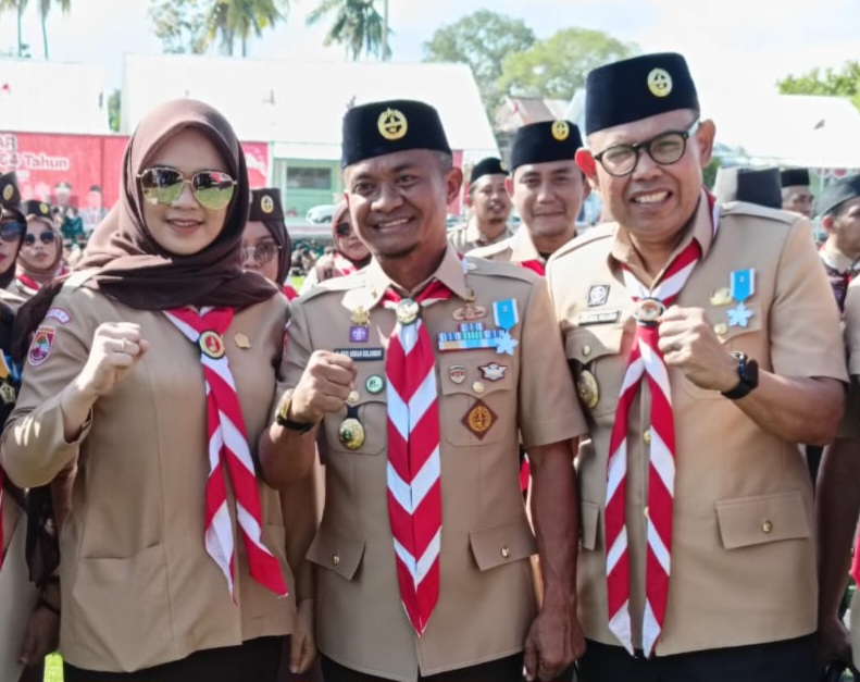Ketua DPRD Kabupaten Bone, Andi Tenri Walinonong (kanan) bersama Bupati Bone Andi Asman Sulaiman (tengah) dan Wakil Bupati Bone (kiri) saat hadir dalam peringatan Hari Pramuka ke-64 yang dipusatkan di Desa Mappesangka Bakungnge, Kecamatan Ponre, Kamis (14/08/25).