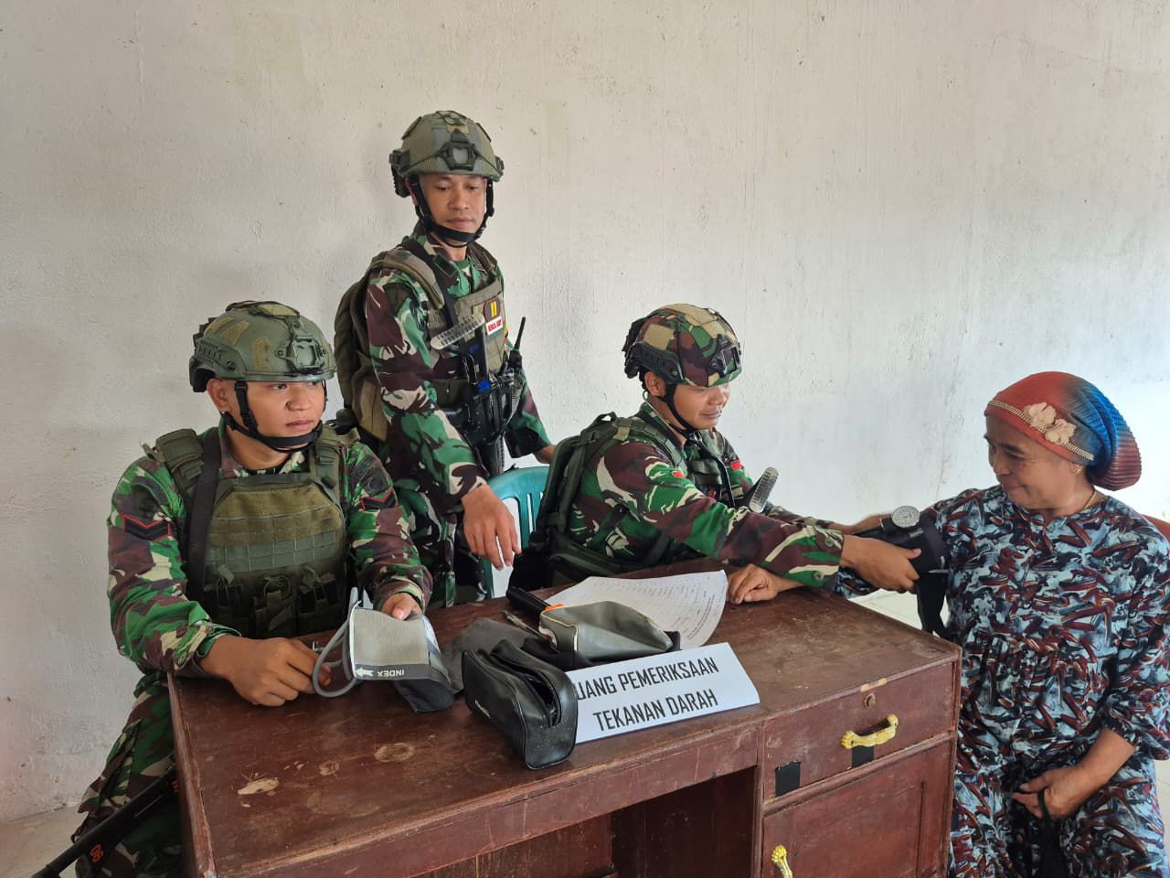 Ketgam: Personel Yonif 726/Tamalatea saat menggelar pelayanan kesehatan gratis bagi warga Desa Sicini, Kecamatan Pattiroang, Kabupaten Gowa, Kamis (21/5/2026). Kegiatan bertema “Tumbuh Bersama, Sehat Bersama” itu dipimpin langsung Danyonif 726/Tamalatea Letkol Inf Ahmad Muzani.