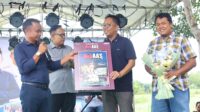 Ketgam: Bupati Bone H. Andi Asman Sulaiman menerima simbolis peluncuran buku “BupAAS: Jalan Pengabdian” dari Nalarmedia dan Trubus pada rangkaian syukuran HUT ke-48 di Bakunge, Kabupaten Bone, Kamis (4/6/2026).