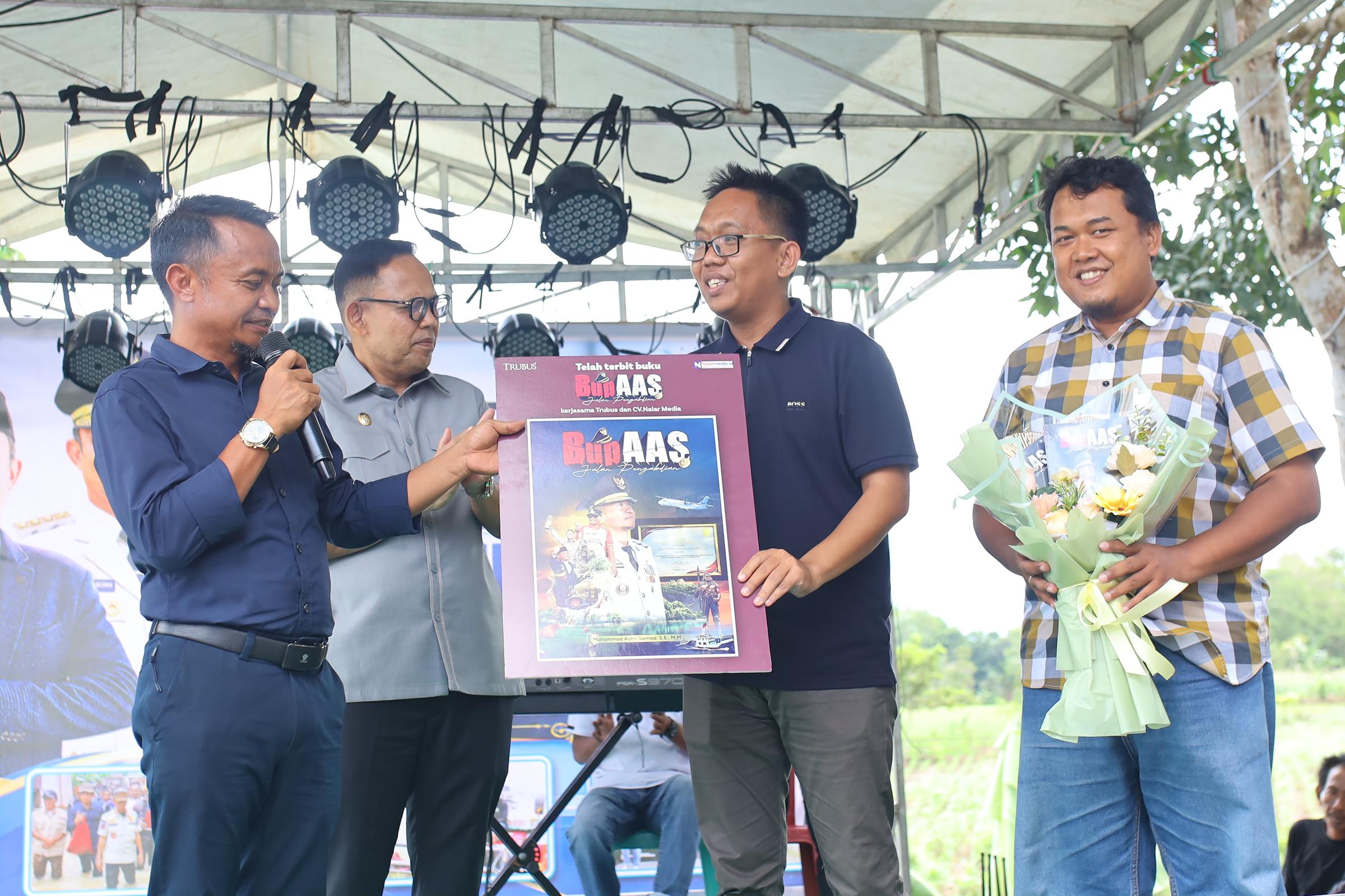 Ketgam: Bupati Bone H. Andi Asman Sulaiman menerima simbolis peluncuran buku “BupAAS: Jalan Pengabdian” dari Nalarmedia dan Trubus pada rangkaian syukuran HUT ke-48 di Bakunge, Kabupaten Bone, Kamis (4/6/2026).