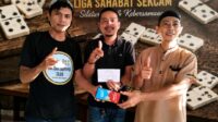 Ketgam: Sekcam Tanete Riattang, Sudirman, S.E. (tengah), menyerahkan hadiah kepada pasangan juara Mini Turnamen Domino Liga Sahabat Sekcam di Warkop Kopdar Jaya, Kelurahan Watampone, Minggu (7/6/2026).