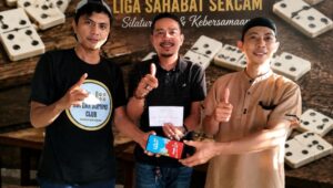 Ketgam: Sekcam Tanete Riattang, Sudirman, S.E. (tengah), menyerahkan hadiah kepada pasangan juara Mini Turnamen Domino Liga Sahabat Sekcam di Warkop Kopdar Jaya, Kelurahan Watampone, Minggu (7/6/2026).