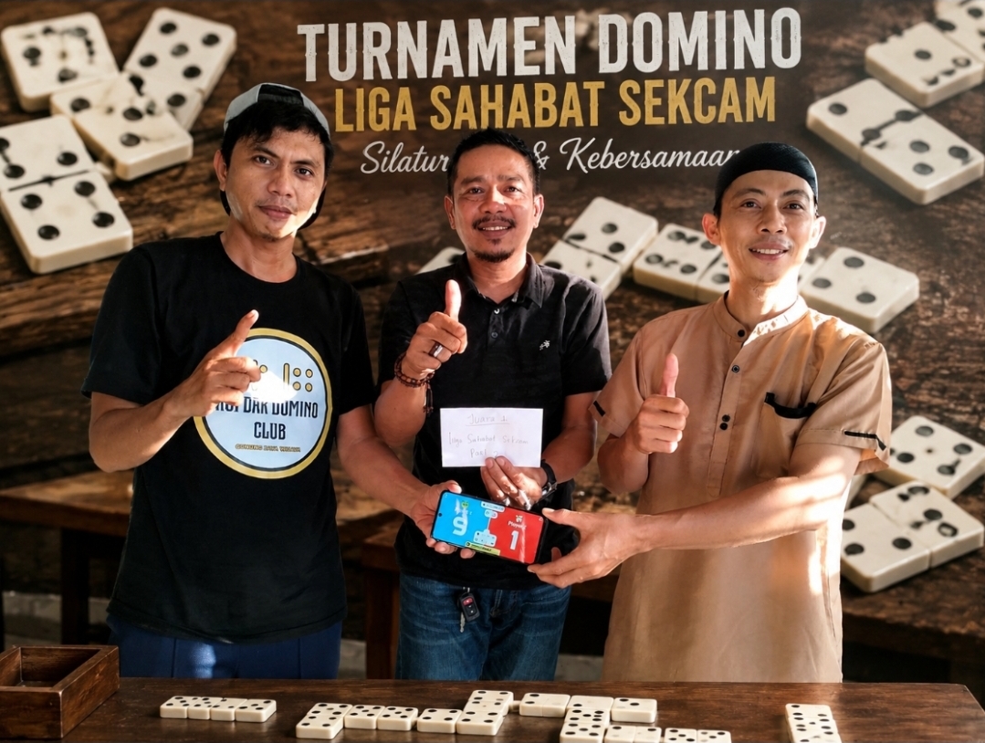 Ketgam: Sekcam Tanete Riattang, Sudirman, S.E. (tengah), menyerahkan hadiah kepada pasangan juara Mini Turnamen Domino Liga Sahabat Sekcam di Warkop Kopdar Jaya, Kelurahan Watampone, Minggu (7/6/2026).