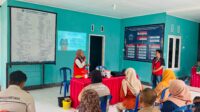 Mahasiswa KKN-T Gelombang 116 Universitas Hasanuddin bersama warga mempraktikkan pengisian sampah organik ke dalam biopori berbahan galon bekas pada pelatihan "Gerakan Biopori Green Banyorang" di Kelurahan Banyorang, Kecamatan Tompobulu, Kabupaten Bantaeng, Selasa (28/7/2026).