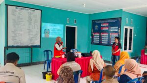 Mahasiswa KKN-T Gelombang 116 Universitas Hasanuddin bersama warga mempraktikkan pengisian sampah organik ke dalam biopori berbahan galon bekas pada pelatihan "Gerakan Biopori Green Banyorang" di Kelurahan Banyorang, Kecamatan Tompobulu, Kabupaten Bantaeng, Selasa (28/7/2026).
