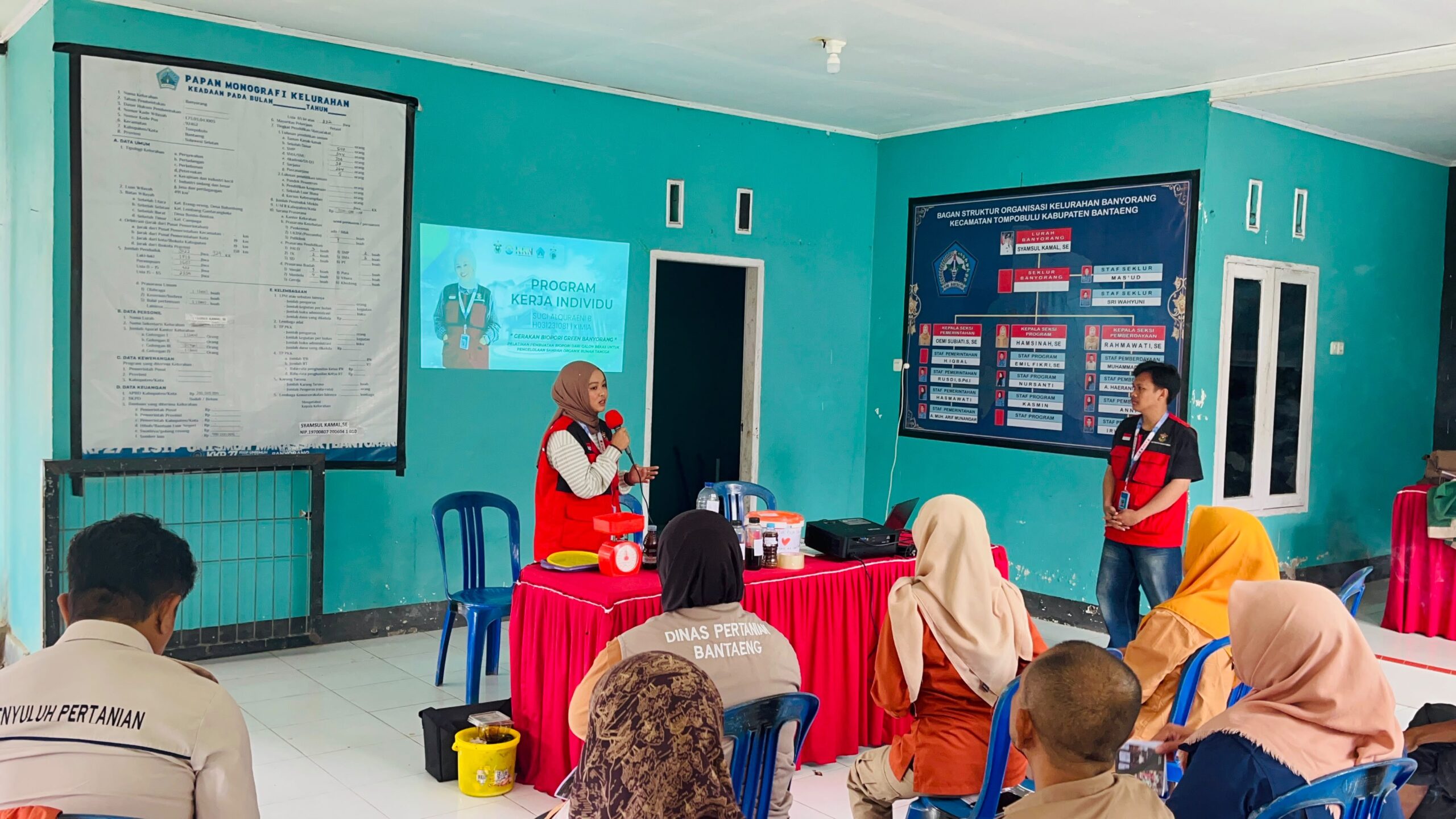 Mahasiswa KKN-T Gelombang 116 Universitas Hasanuddin bersama warga mempraktikkan pengisian sampah organik ke dalam biopori berbahan galon bekas pada pelatihan "Gerakan Biopori Green Banyorang" di Kelurahan Banyorang, Kecamatan Tompobulu, Kabupaten Bantaeng, Selasa (28/7/2026).