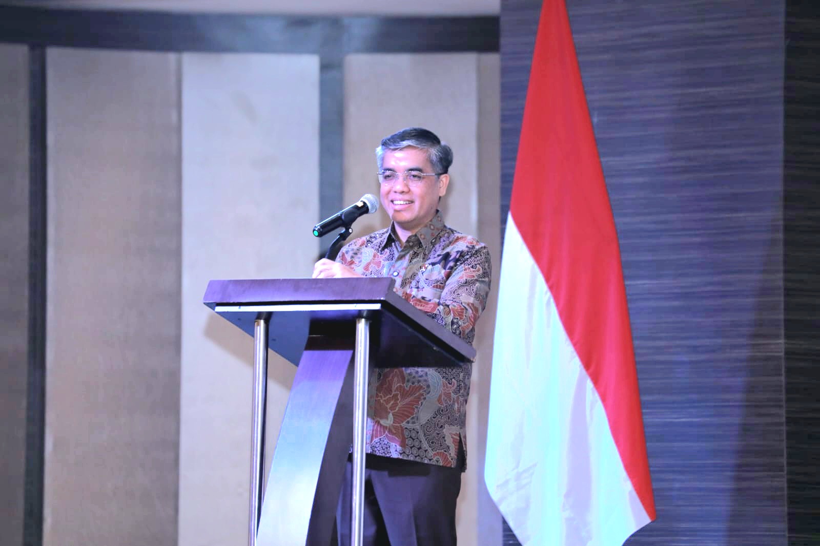 Yassierli saat menyampaikan sambutan pada acara Peningkatan Produktivitas dan Pelindungan Pekerja dalam Mendukung Transformasi Ketenagakerjaan Nasional di Medan, Sumatera Utara, Selasa (7/7/2026) malam.