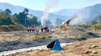 Petugas gabungan melakukan penertiban terhadap aktivitas tambang emas manual di bantaran sungai Desa Marinding, Kecamatan Bajo Barat, Kabupaten Luwu, Sulawesi Selatan, Sabtu (1/8). Dalam operasi tersebut, sejumlah fasilitas tambang dibakar, memicu protes dari warga yang mengaku kehilangan mata pencaharian.