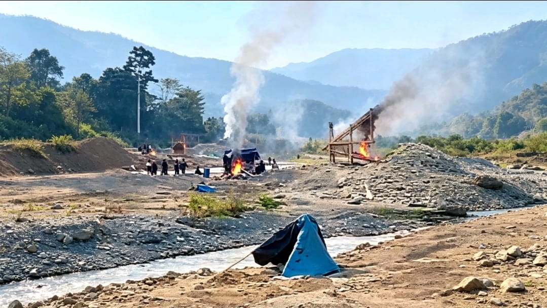 Petugas gabungan melakukan penertiban terhadap aktivitas tambang emas manual di bantaran sungai Desa Marinding, Kecamatan Bajo Barat, Kabupaten Luwu, Sulawesi Selatan, Sabtu (1/8). Dalam operasi tersebut, sejumlah fasilitas tambang dibakar, memicu protes dari warga yang mengaku kehilangan mata pencaharian.