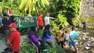 Ketgam: Sekcam Tanete Riattang, Sudirman (kaos merah) memimpin kerja bakti lintas sektor membersihkan sampah di aliran Sungai Jalan MH Thamrin, Kecamatan Tanete Riattang, Kabupaten Bone, Kamis (6/8/2026), sebagai upaya menjaga kebersihan lingkungan dan mencegah pencemaran sungai. (Analisa)