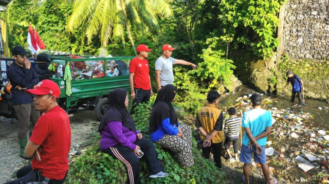 Ketgam: Sekcam Tanete Riattang, Sudirman (kaos merah) memimpin kerja bakti lintas sektor membersihkan sampah di aliran Sungai Jalan MH Thamrin, Kecamatan Tanete Riattang, Kabupaten Bone, Kamis (6/8/2026), sebagai upaya menjaga kebersihan lingkungan dan mencegah pencemaran sungai. (Analisa)