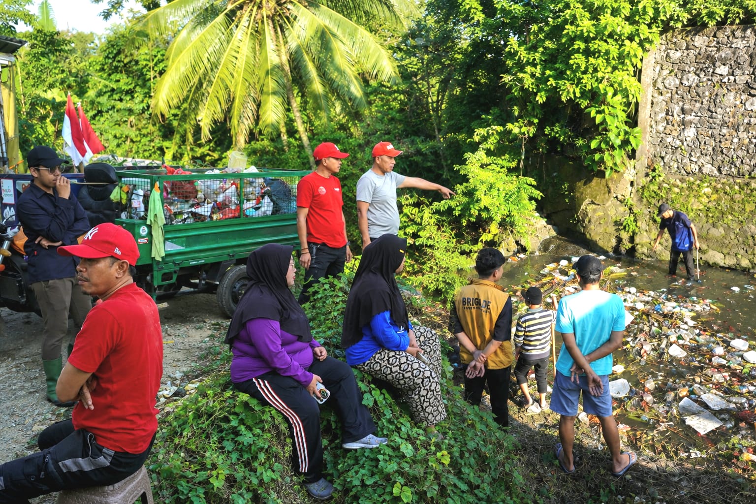 Ketgam: Sekcam Tanete Riattang, Sudirman (kaos merah) memimpin kerja bakti lintas sektor membersihkan sampah di aliran Sungai Jalan MH Thamrin, Kecamatan Tanete Riattang, Kabupaten Bone, Kamis (6/8/2026), sebagai upaya menjaga kebersihan lingkungan dan mencegah pencemaran sungai. (Analisa)